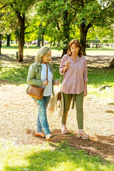 Quelle: www.istockphoto.comdefotozwei-seniorinnen-zu-fu%C3%9F-im-park-gm1208205887-349143979